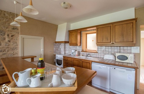 Saint-Quentin-sur-Sauxillanges House | 3* HELI GOULAPIE group gite with mountain views
