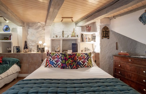 Sainte-Colombe-de-la-Commanderie Bed & Breakfast | Bed and breakfast 'Tourelle Chambre Double Vue Jardin'