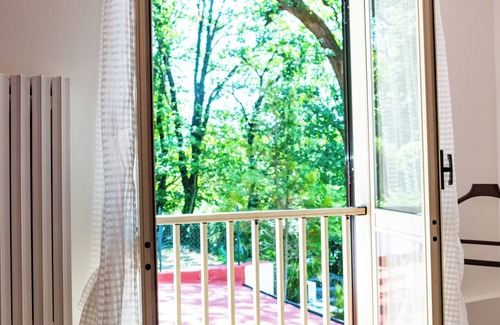 Miano Bed & Breakfast | Framí b&b. Comfort and relaxation surrounded by greenery, between the sea and the mountains.