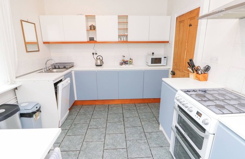 Hayling Island Cottage | FRAMINGHAM, pet friendly, character holiday cottage in Hayling Island