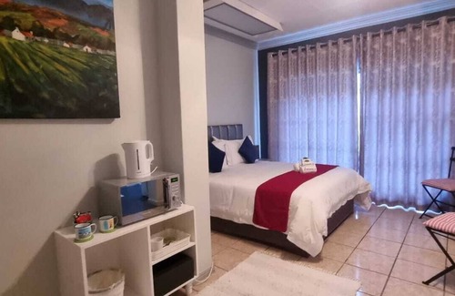 Betty's Bay Bed & Breakfast | Francin's is nestled at the foot of the Kogelberg mountain with a seaview.