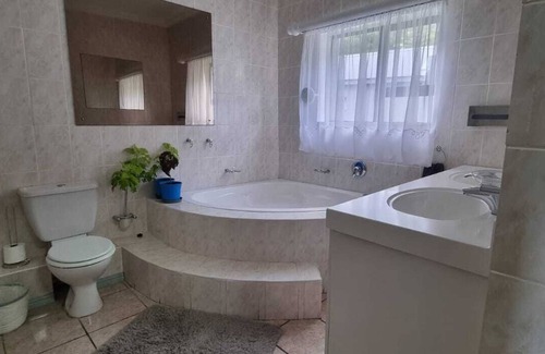 Betty's Bay Bed & Breakfast | Francin's is nestled at the foot of the Kogelberg mountain with a seaview.