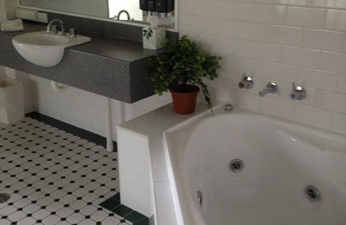 Singleton Hotel | Francis Phillip Motor Inn
