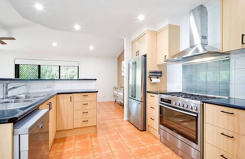 Hyland Park House | Frangipani is a grand 5 bedroom home situated by the water’s edge in the quiet Hyland Park