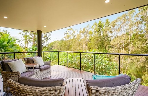 Hyland Park House | Frangipani is a grand 5 bedroom home situated by the water’s edge in the quiet Hyland Park