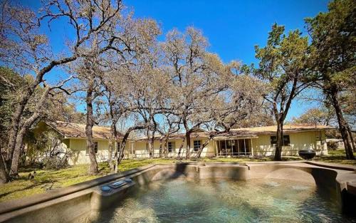 San Marcos House | Frank Lloyd Inspired 3BR - 1'35 Acres & Firepit
