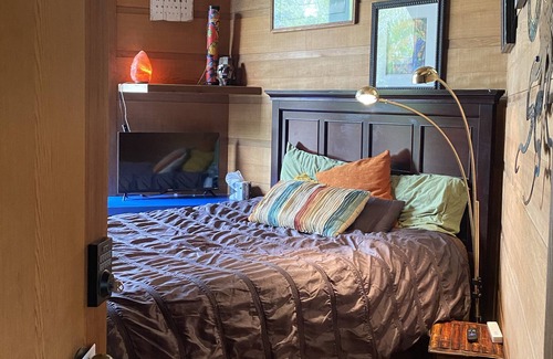 Modesto House | Frank Lloyd Wright Inspired Luxury Treetop Getaway