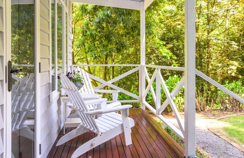 Olinda Cottage | Franklin Cottage - This country cottage offers fresh, Hamptons style decorations in luxuriously appointed cottage.