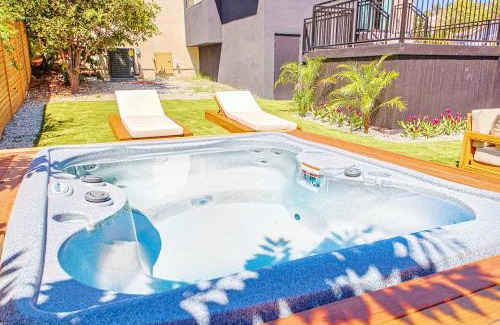 Los Feliz House | Franklin Hills Getaway w Jacuzzi Garden Sauna