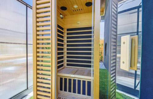 Los Feliz House | Franklin Hills Getaway w Jacuzzi Garden Sauna