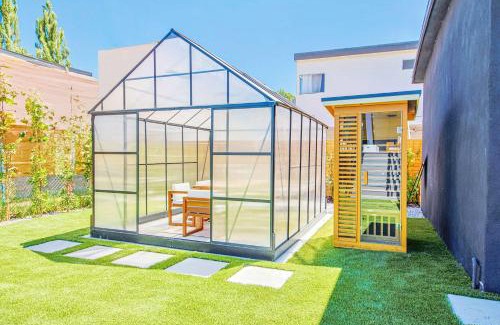 Los Feliz House | Franklin Hills Getaway w Jacuzzi Garden Sauna