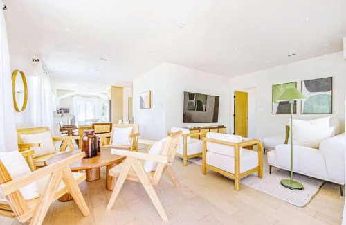 Los Feliz House | Franklin Hills Getaway w Jacuzzi Garden Sauna