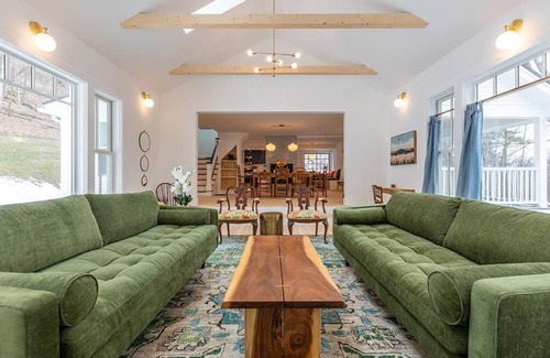 Manchester House | Franklin luxury Chalet w/guest house