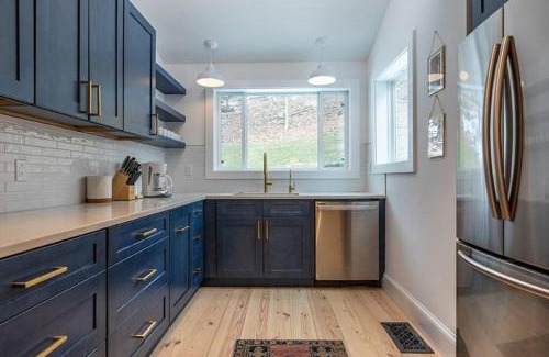 Manchester House | Franklin luxury Chalet w/guest house