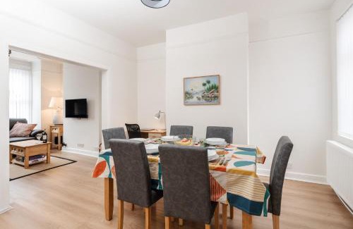 Bootle Apartment | Franks house, 3 Bedroom in Liverpool - sleeps 5, Newly refurbished - long stays welcome, free parking