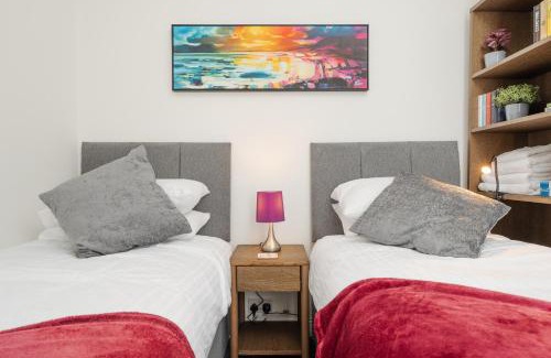 Bootle Apartment | Franks house, 3 Bedroom in Liverpool - sleeps 5, Newly refurbished - long stays welcome, free parking