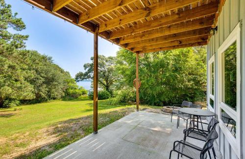 Berryville House | Frankston Vacation Rental Walk to Lake Palestine!