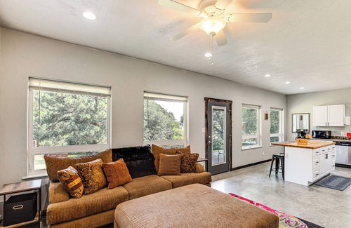 Berryville House | Frankston Vacation Rental: Walk to Lake Palestine!