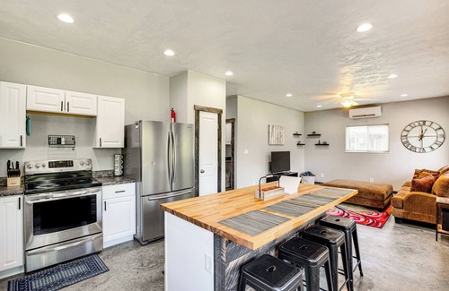 Berryville House | Frankston Vacation Rental: Walk to Lake Palestine!