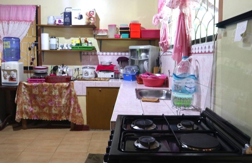 San Francisco Island House | Franky Jay Guesthouse has 2 bedrooms with air-condition.