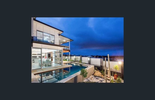 Nikenbah House | Fraser Island Views - Luxury Family House on the Hill with Panoramic Ocean Views