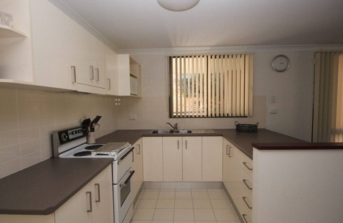 Laurieton Apartment | Frasers Cottage - close to Laurieton shops and club