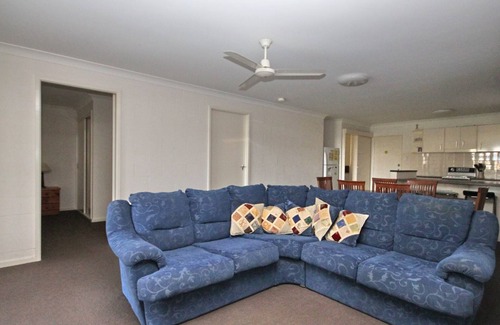 Laurieton Apartment | Frasers Cottage - close to Laurieton shops and club