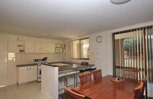 Laurieton Apartment | Frasers Cottage - close to Laurieton shops and club