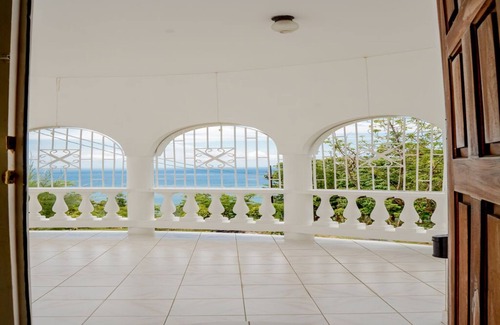 Sandy Bay House | FREE AIRPORT PICKUP AND DROP OFF FOR UP TO 6 PEOPLE!