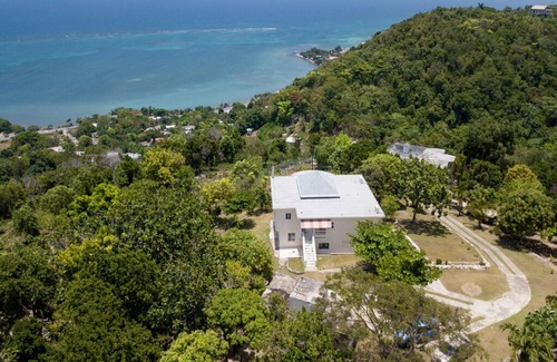 Sandy Bay House | FREE AIRPORT PICKUP AND DROP OFF FOR UP TO 6 PEOPLE!