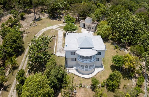 Sandy Bay House | FREE AIRPORT PICKUP AND DROP OFF FOR UP TO 6 PEOPLE!
