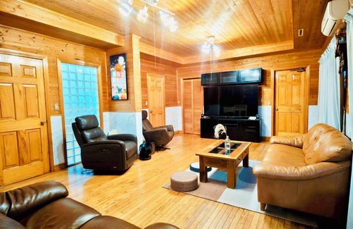 Narita Cabin | Free airport/station pickup Lodge Sleeps 8 people