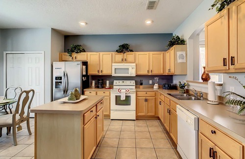 Solana House | FREE BBQ, & FULL BODY MASSAGE CHAIR, INCLUDED ALL YEAR.