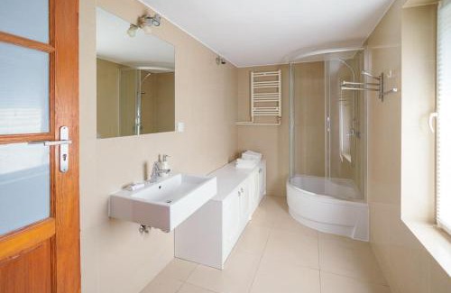 Wolomin Villa | Free Bikes, WiFi, AC, Garden, 2 Beds