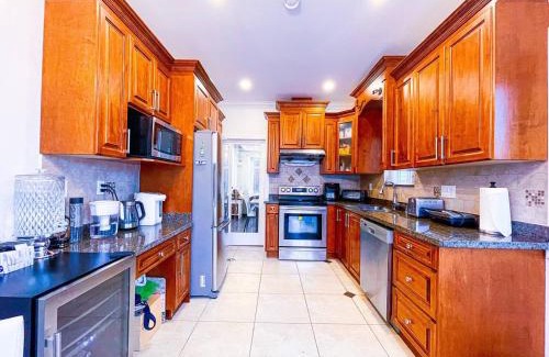 Renfrew-Collingwood House | Free Breakfast 3BR Oasis Minutes From Downtown Metrotown
