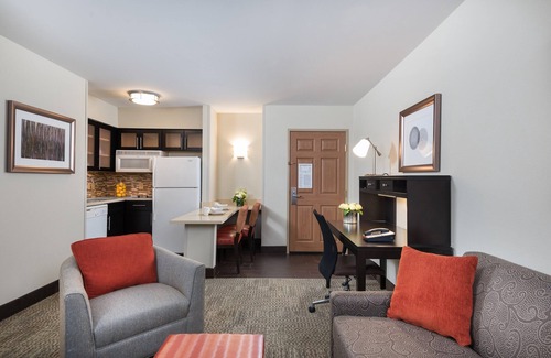 Chantilly Condo | Free Breakfast, Airport Shuttle, Great Location!