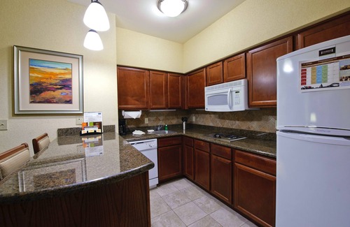 South Side Condo | Free Breakfast Buffet! Just a Few Miles from Area Beaches