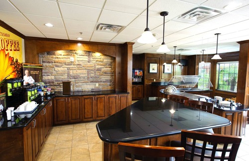 South Side Condo | Free Breakfast Buffet! Just a Few Miles from Area Beaches