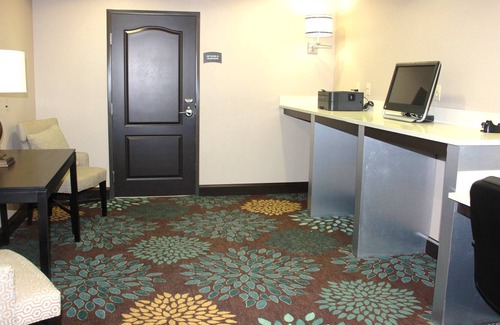 Aldine Condo | Free Breakfast Buffet + Outdoor Pool | Comfy Suite