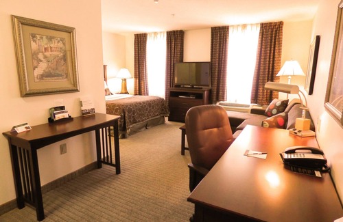 Novi Apartment | Free Breakfast Buffet. Pool, Hot Tub & Gym Access!