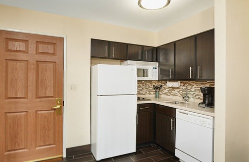 Glenview Apartment | Free Breakfast Buffet at this Staybridge Studio! Indoor Pool, Gym, 24h Business Center!