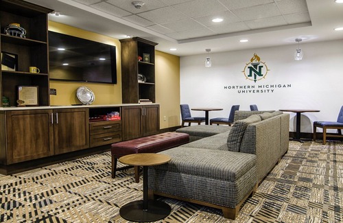 Marquette Apartment | Free Breakfast Buffet. Downtown Marquette. King Suite. Great for Business Travelers!