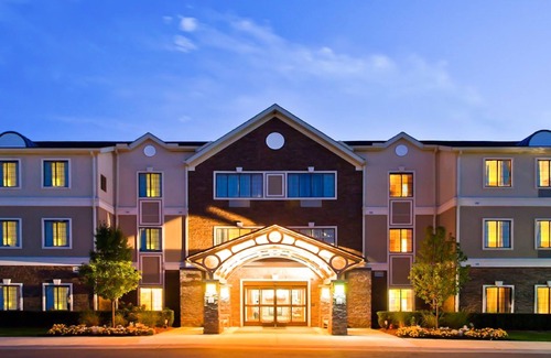Novi Condo | Free Breakfast Everyday! Pool & Hot Tub. Near Twelve Oaks Mall!