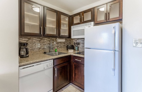 Quad Cities Condo | Free Breakfast, Free Wi-Fi, Indoor Pool + Hot Tub | Comfy Suite