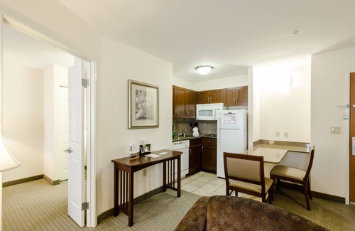 Montopolis Condo | Free Breakfast + Free Wi-Fi + Outdoor Pool | Near Austin Airport