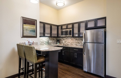 Altoona Condo | Free Breakfast, Free Wi-Fi, Indoor Pool and Hot Tub | Cozy 2 Bedroom Suite