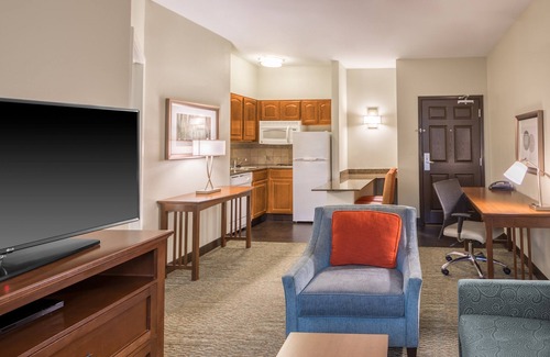 Independence Condo | Free Breakfast. Outdoor Pool & Hot Tub. Great for Business Travelers!