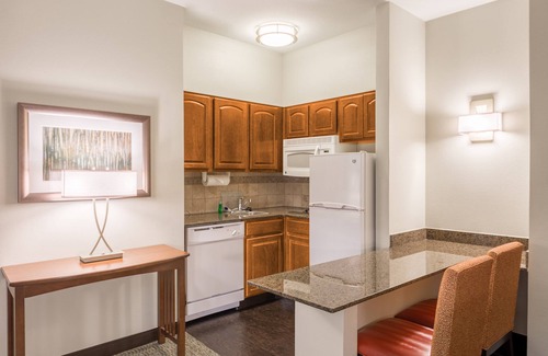 Independence Condo | Free Breakfast. Outdoor Pool & Hot Tub. Great for Business Travelers!