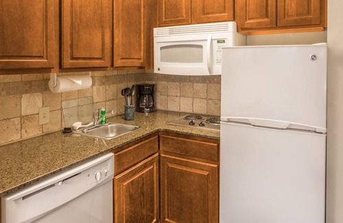 Independence Condo | Free Breakfast. Outdoor Pool & Hot Tub. Great for Business Travelers!
