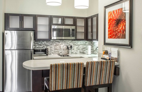 Jacksonville Condo | Free Breakfast. Outdoor Pool. Shared BBQ. Near Marine Corps.